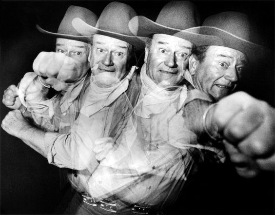 Ejemplo fotografía con flash estroboscópico. John Wayne. Autor Phil Stern 1940