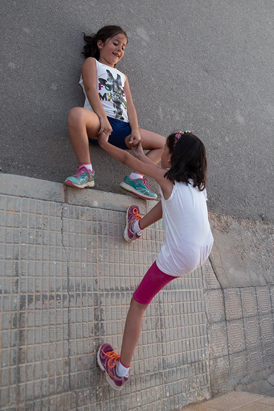 Fotografía divertida familia, trepando