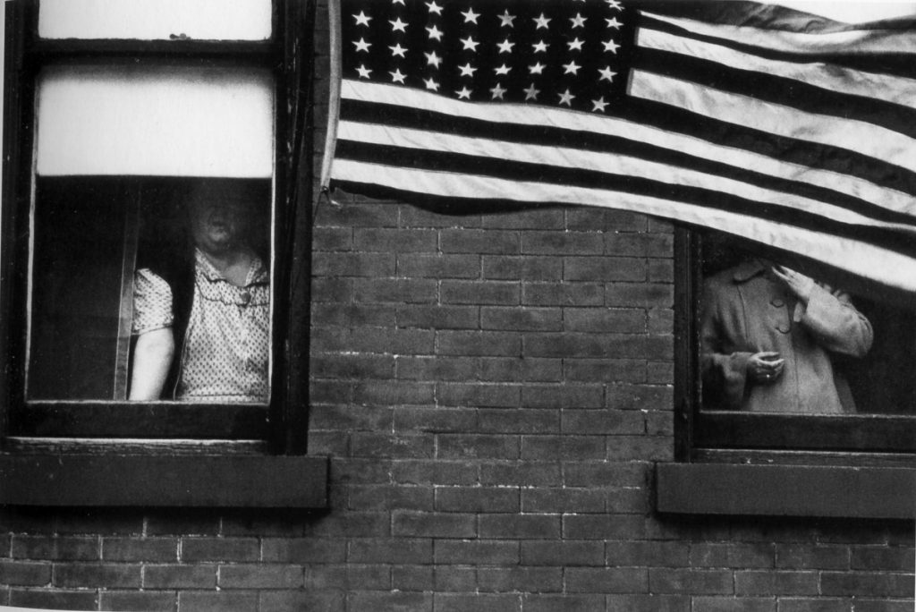 Robert Frank, Los Americanos, Ascensor. Desfile. Hoboken, Nueva Jersey.