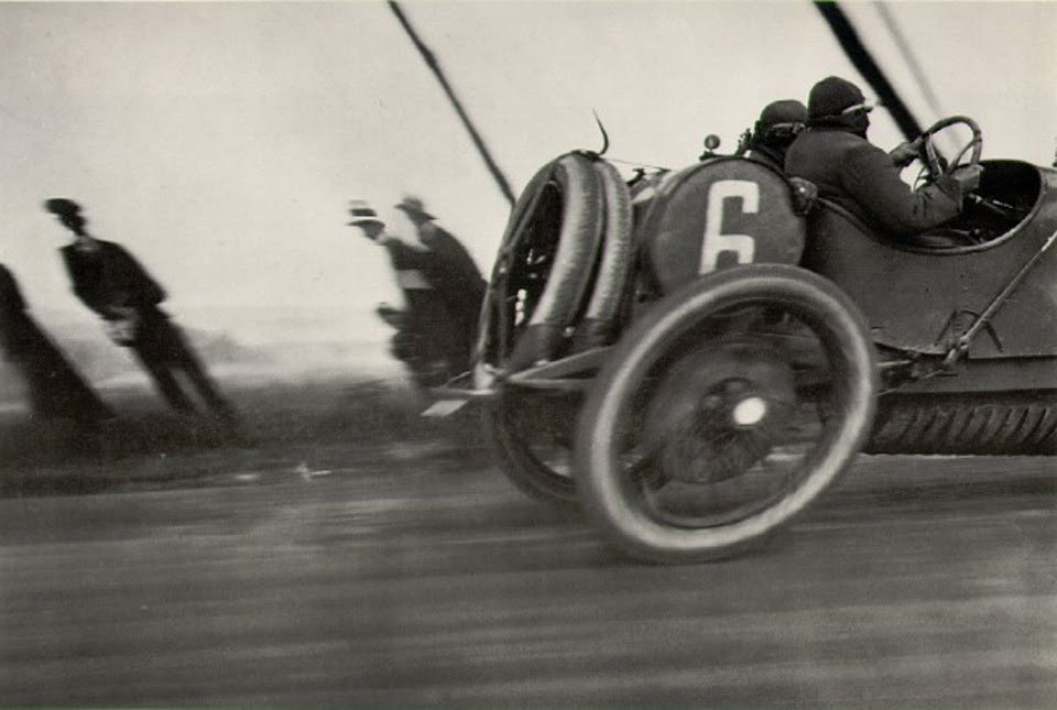 Fotografía, el vehículo deformado de Jacques-Henri Lartigue