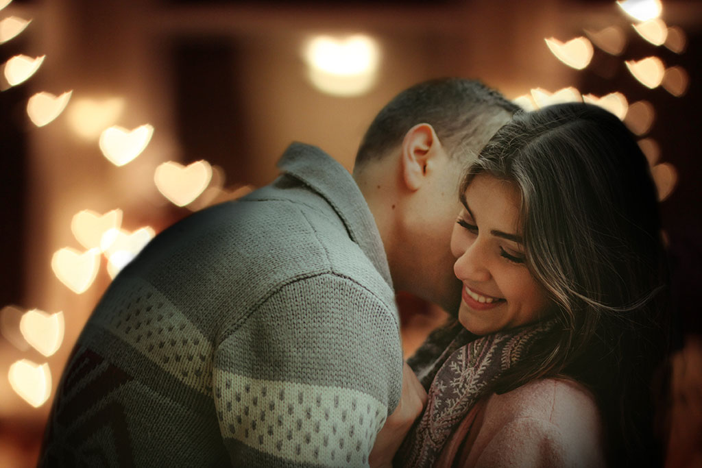 Fotografía pareja con bokeh de corazones