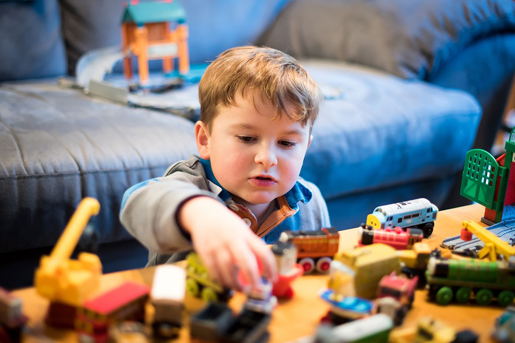 Niño jugando en la mesa