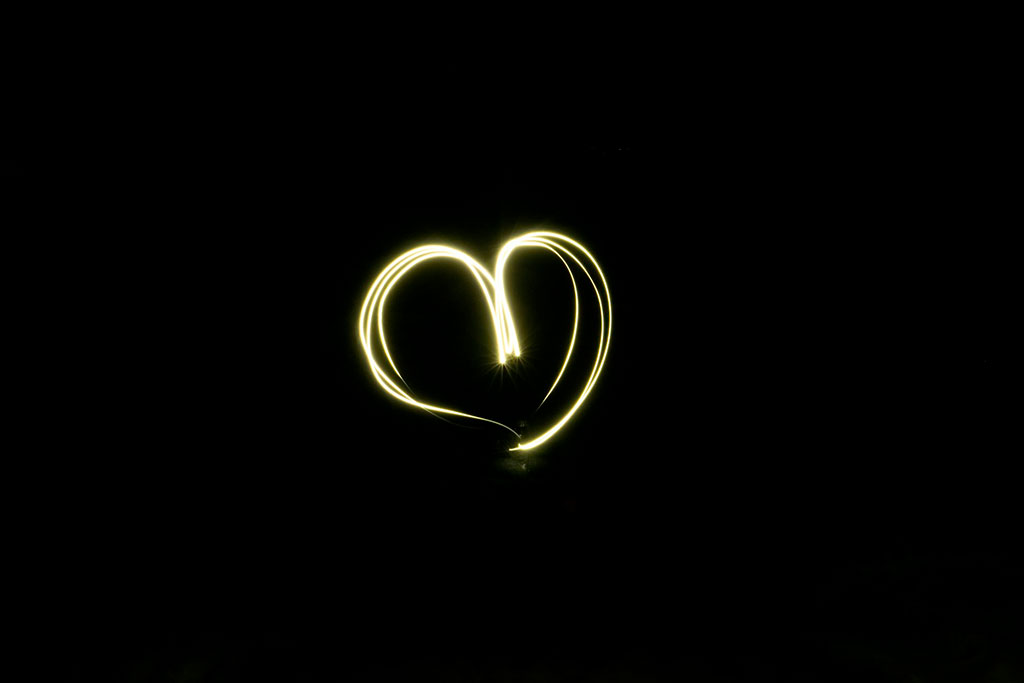 Sencilla fotografía de light painting con el dibujo de un corazón