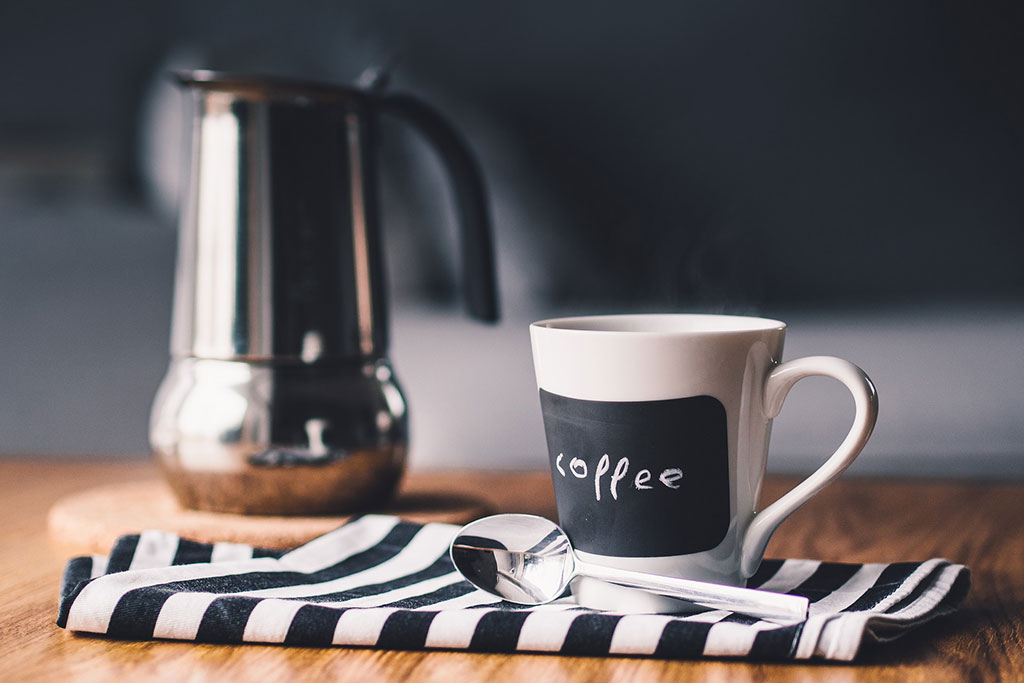 Foto taza de café con profundidad de campo media