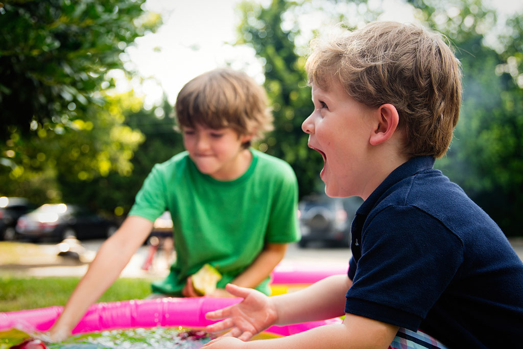 Niños riendo y jugando