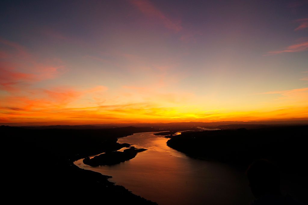 Río al atardecer