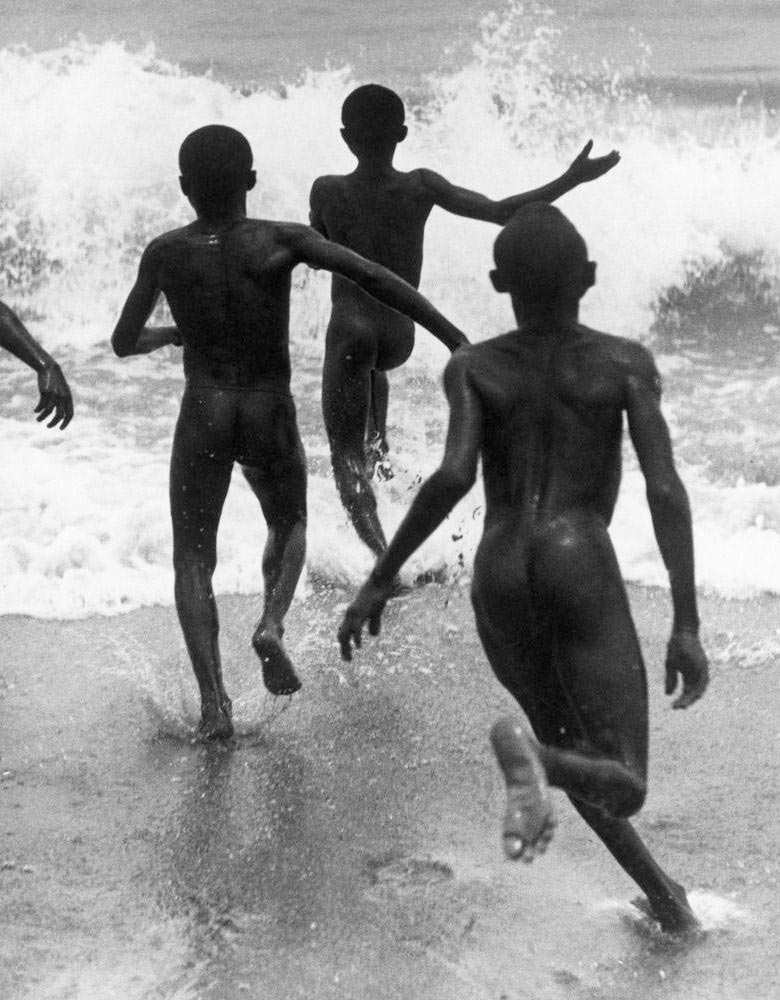 Fotografía de Martin Munkacsi: 3 chicos en el lago Tanganica