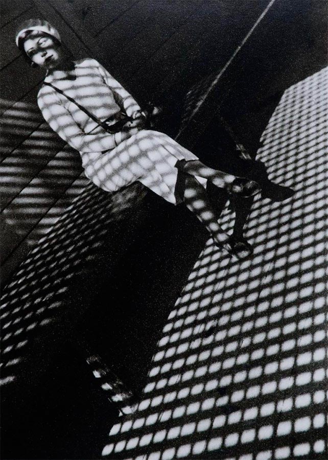 Fotografía de Alexander Rodchenko, Chica con cámara Leica (1934)