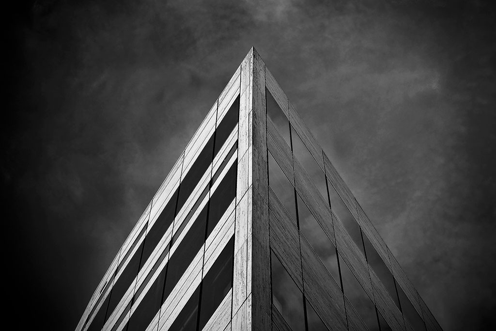 Edificio líneas rectas, forma de triángulo