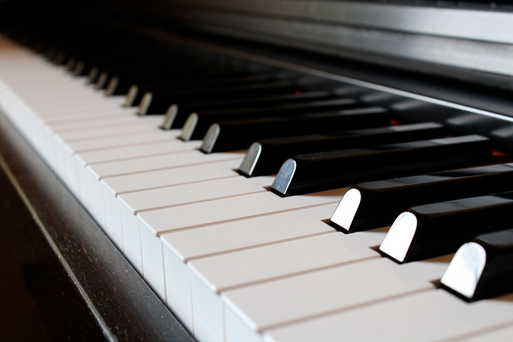 Fotografía piano, ritmo creado por las teclas