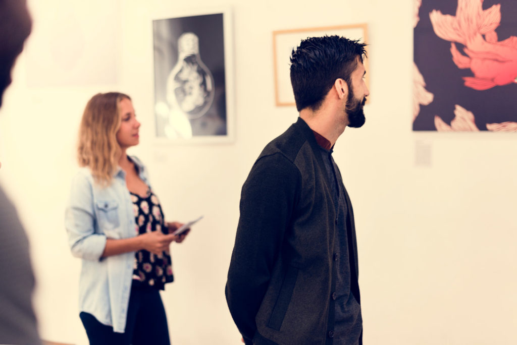 Viendo exposición en un museo