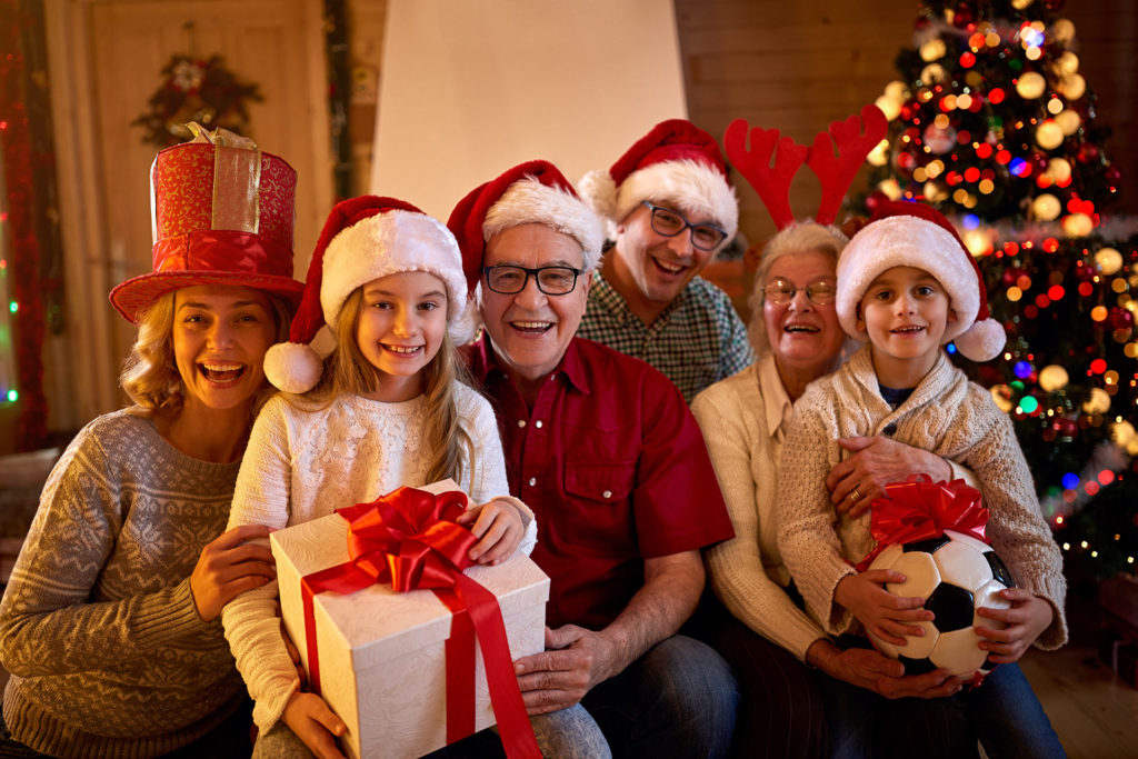 Foto familiar de grupo en navidad