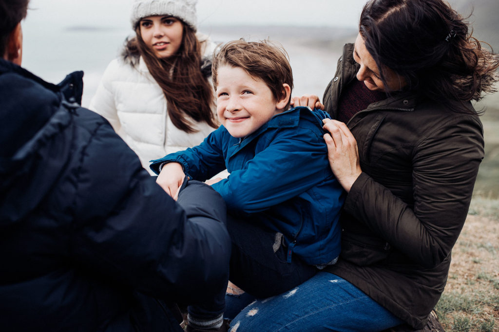 Foto familia, retrato al exterior con luz difusa