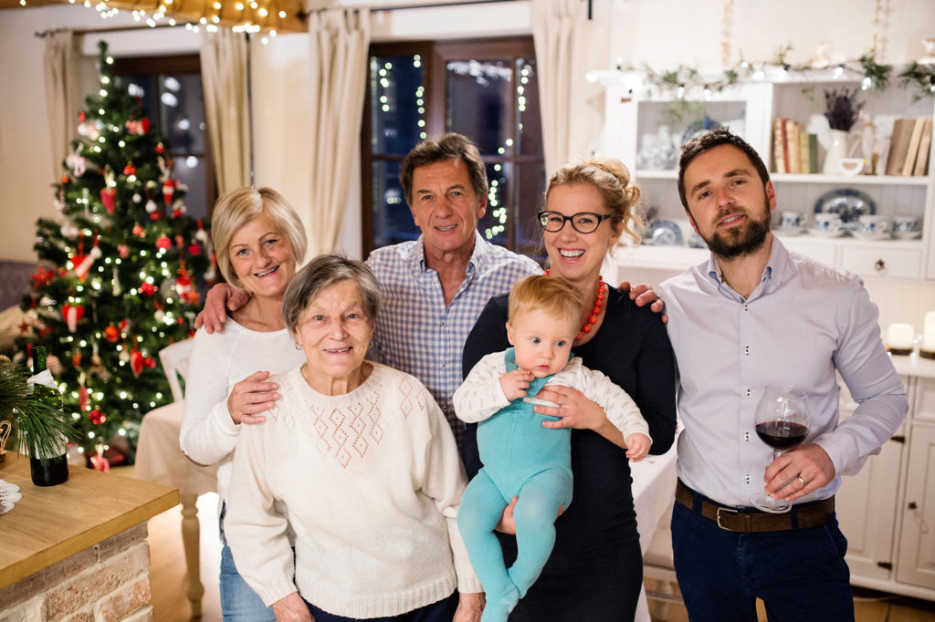 Foto familiar de grupo con pequeña separación