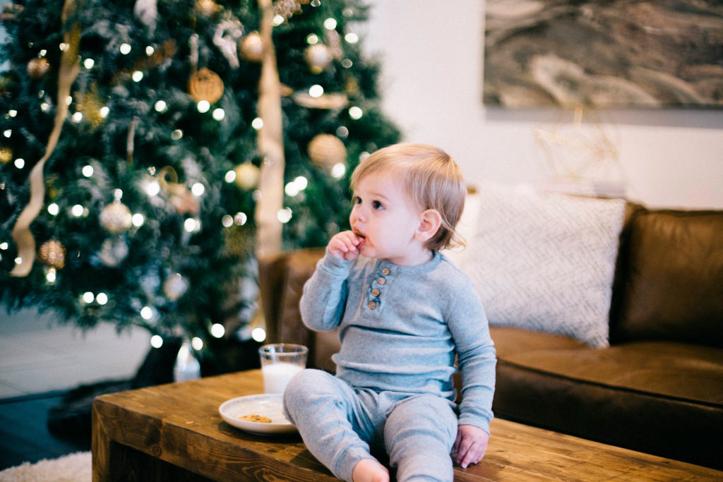 Foto niña comiendo galletas, boca manchada