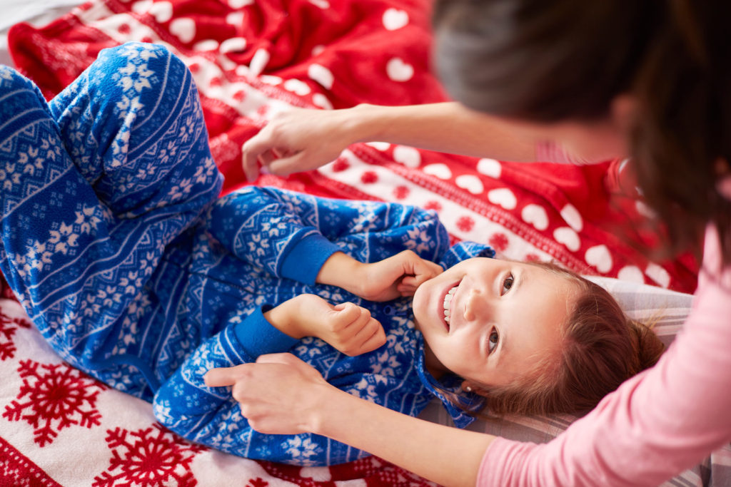 Niña jugando pijama navidad