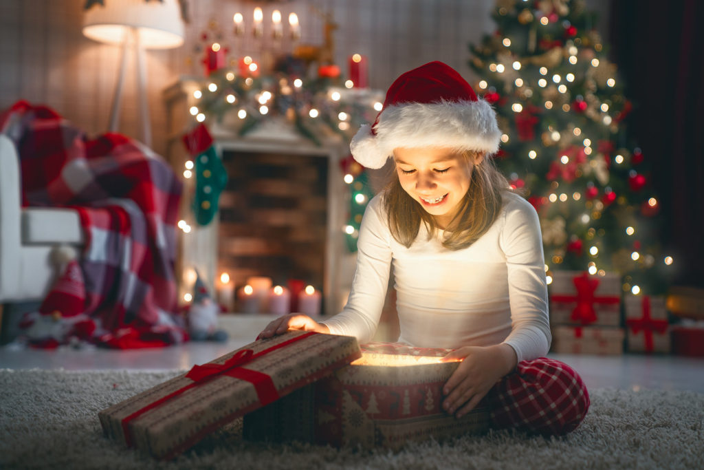 Foto niña ilusionada en navidad