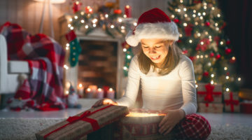 Foto niña ilusionada en navidad