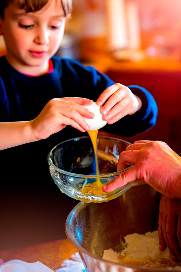 Niño ayudando en la cocina