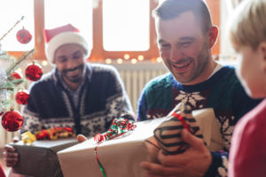 Alegría entregando las regalos de navidad