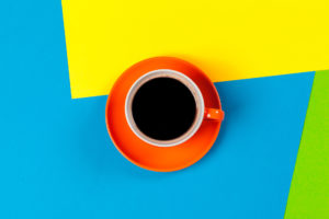 colores contrastados bodegón taza de café